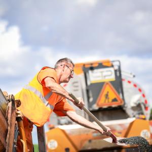 Des hommes refont la chaussée sur la RD 1036