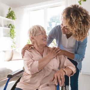 Une personne âgée accompagnée par une personne