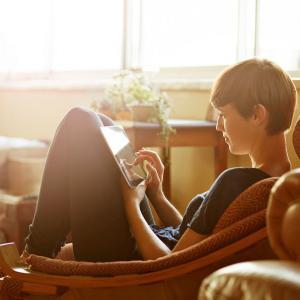 Une femme qui lit sur une tablette
