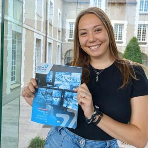 Une femme avec le Seine & Marne Mag du Département de Seine-et-Marne