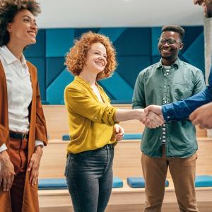 Un groupe de personnes rencontre un nouvel employé