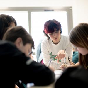 une artiste avec des collégiens pour écrire une chanson