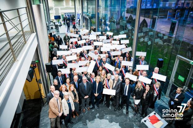 Les maires de Seine-et-Marne montrent leur chèque