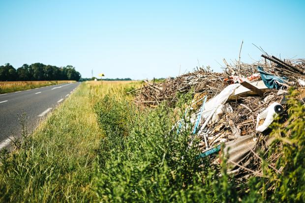 Dépôts sauvages sur le bord d'une route