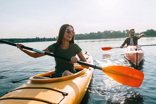 Deux personnes font canoë-kayak sur un lac