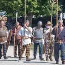 Des hommes costumés en gaulois