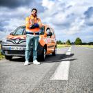 Un agent des routes en tenue de travail
