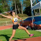 Une lanceuse de javelot dans un stade d'athlétisme