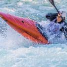 Une femme sur un canoë kayak 