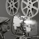 Un homme filmant avec une ancienne caméra de cinéma