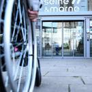 Une personne dans un fauteuil roulant