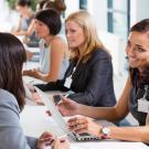 Un groupe de femmes discutent 