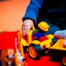 Un enfant joue avec des jeux