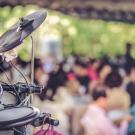 Un joueur de batterie devant le public