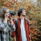 Une femme photographie la nature en forêt