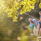 Un père pêche avec son fils et son grand-père