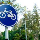 panneau de piste cyclable dans une forêt