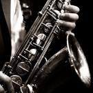musicien de jazz jouant du saxophone