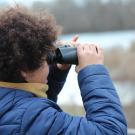 Un enfant observe la nature à travers des jumelles