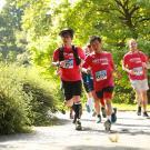 Des coureurs dans un parc