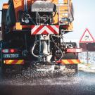 Déneigeuse sur une route avec du verglas