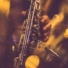 musicien jouant du saxophone