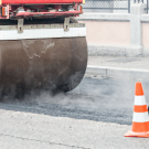 Travaux d'enrobés sur une route