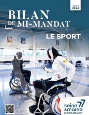 Deux athlètes handisport font de l'escrime fauteuil