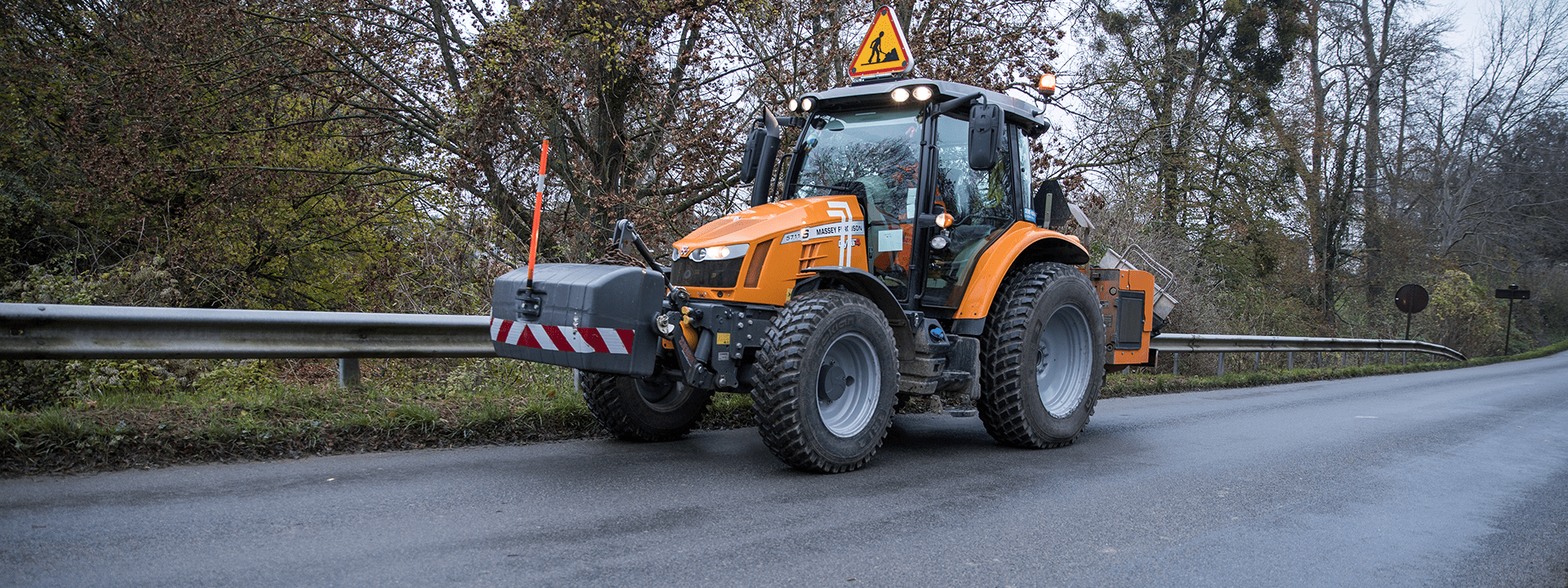 un véhicule de la direction des routes sur une route