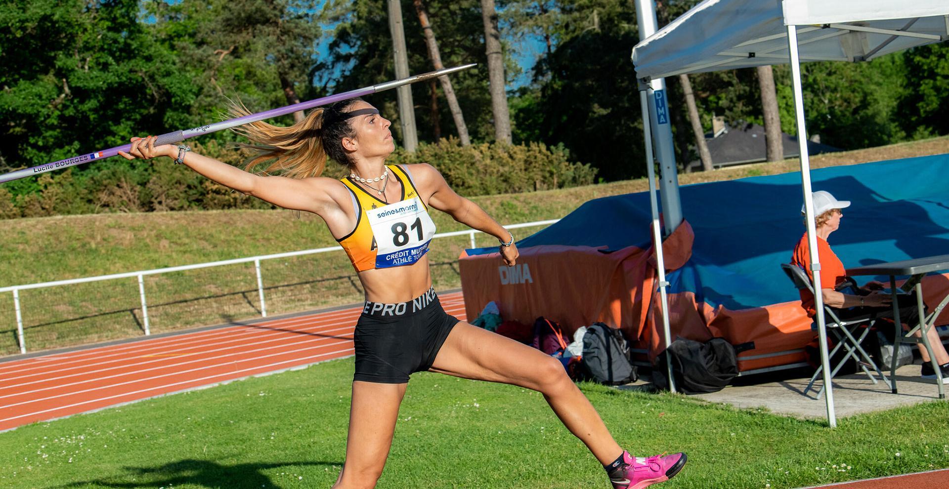 Une lanceuse de javelot dans un stade d'athlétisme