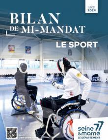 Deux athlètes handisport font de l'escrime fauteuil
