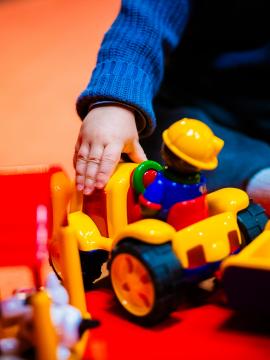 Un enfant joue avec des jeux