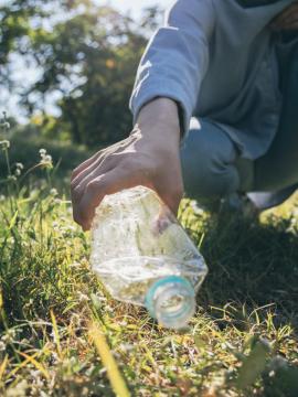 Ramasse des déchets dans une forêt