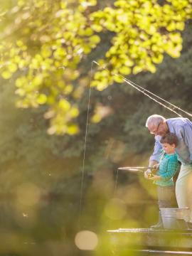 Un père pêche avec son fils et son grand-père
