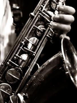 musicien de jazz jouant du saxophone