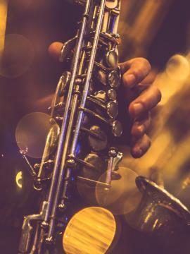 musicien jouant du saxophone