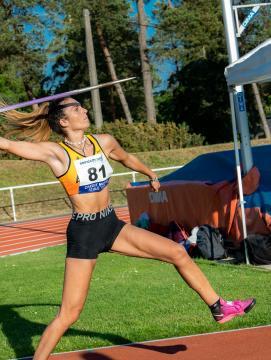 Une lanceuse de javelot dans un stade d'athlétisme