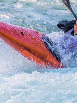 Une femme sur un canoë kayak 