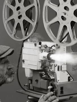 Un homme filmant avec une ancienne caméra de cinéma