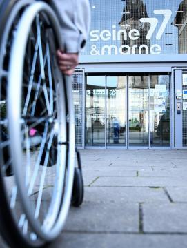 Une personne dans un fauteuil roulant
