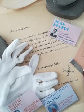 Les accessoires de l'enquêteur pour le jeu de piste "Enigm'archives"