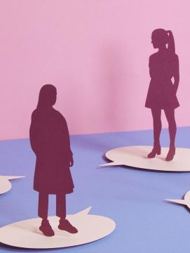 Un groupe de personnes discutent
