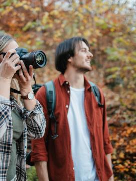 Une femme photographie la nature en forêt