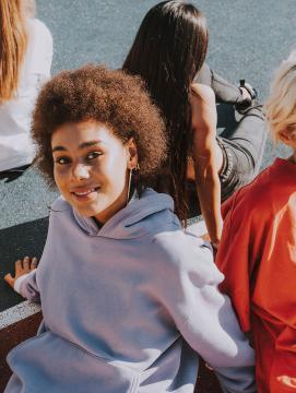 Groupe d'adolescents au collège