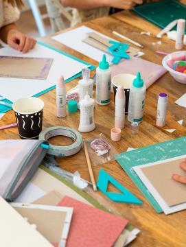 Atelier d'art décoratif avec du papier et de la colle