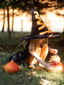 Un enfant avec un chapeau de sorcière