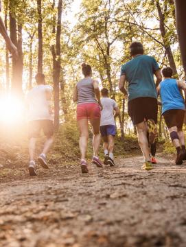 Un groupe de sportifs en train de courir