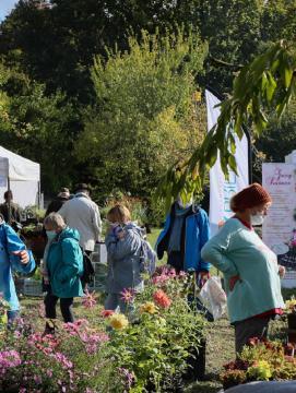 des visiteurs à la journée des plantes et art du jardin