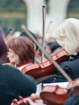 Des femmes jouant du violon dans un orchestre