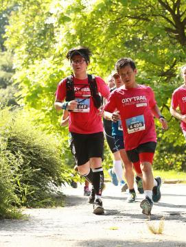 Des coureurs dans un parc